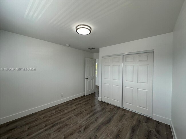 Building Photo - 5841 SW 36th Ct