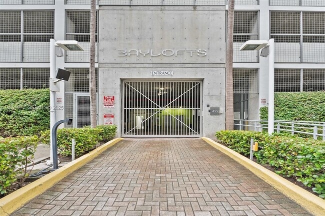 Building Photo - 455 NE 25th St