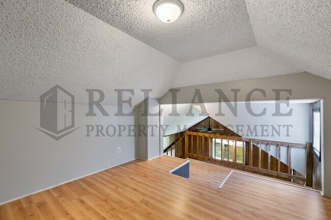 Building Photo - 415 E Vine St