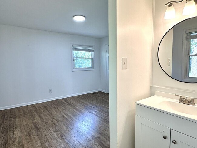 Building Photo - 627 Burgoyne Dr