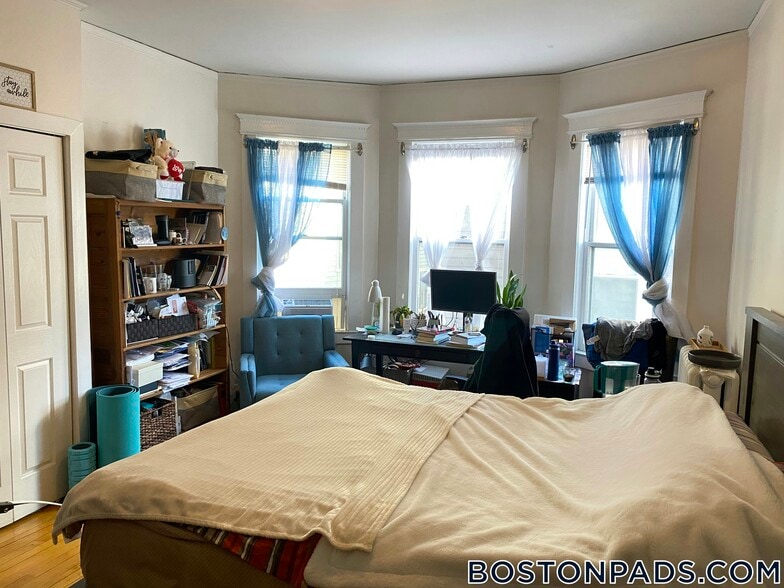 Building Photo - 32 Chatham St