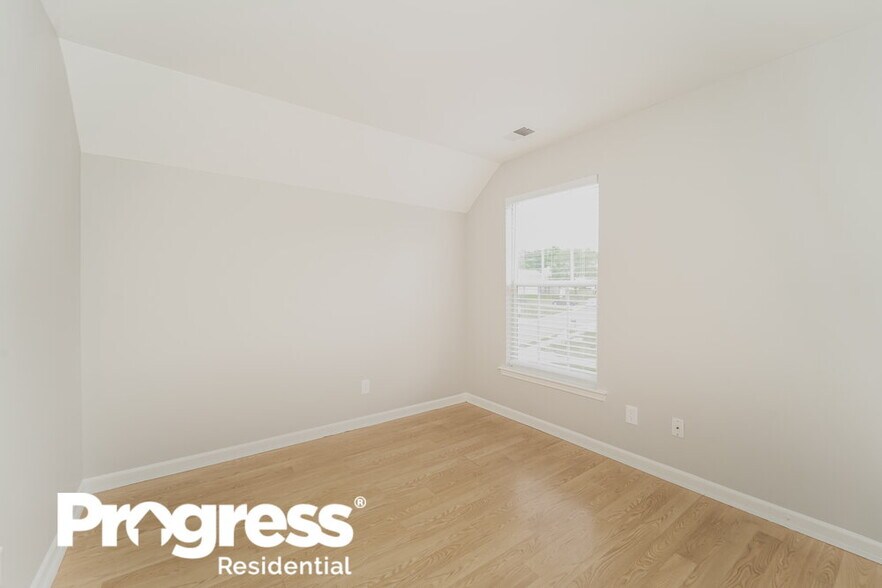 Building Photo - 10212 Roundleaf Dr