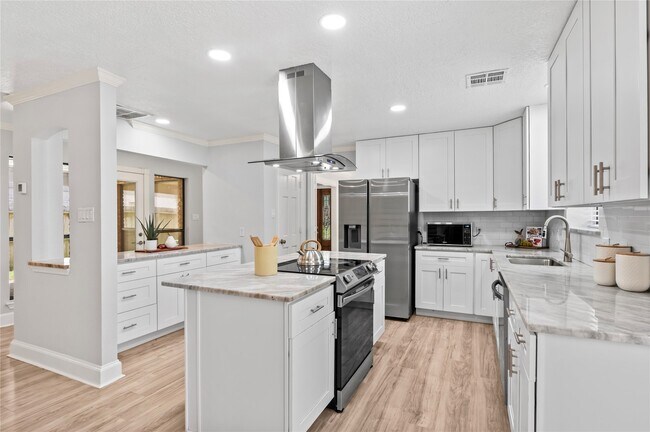 Building Photo - 911 Montview Dr