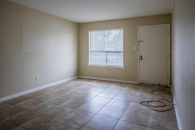 Building Photo - 706 W 10th St