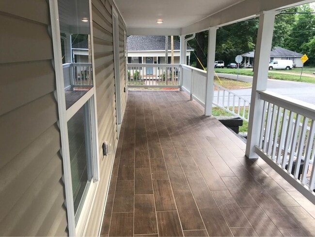 Building Photo - 1229 Bell St