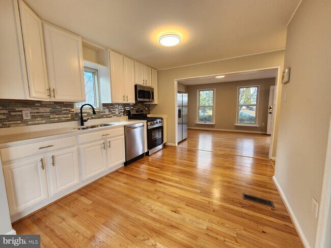 Building Photo - 5625 Reardon Ln