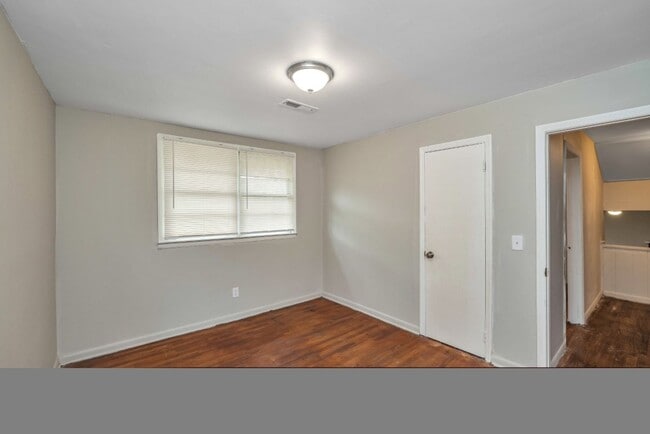 Building Photo - Don’t Miss This Beautifully Renovated Home...
