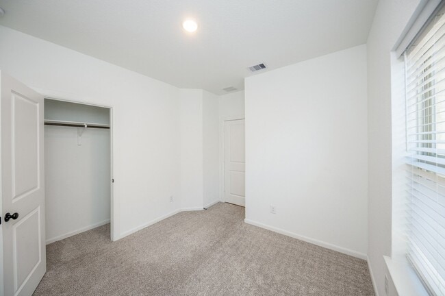 Building Photo - 42514 Summer Crst Rd