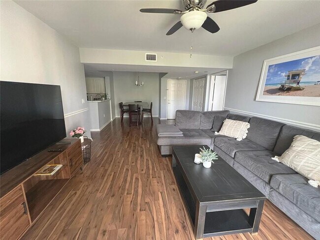 Building Photo - 520 SE 5 Ave