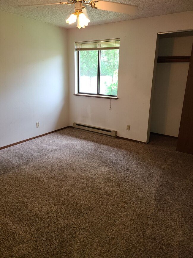 Building Photo - Hillview Duplex