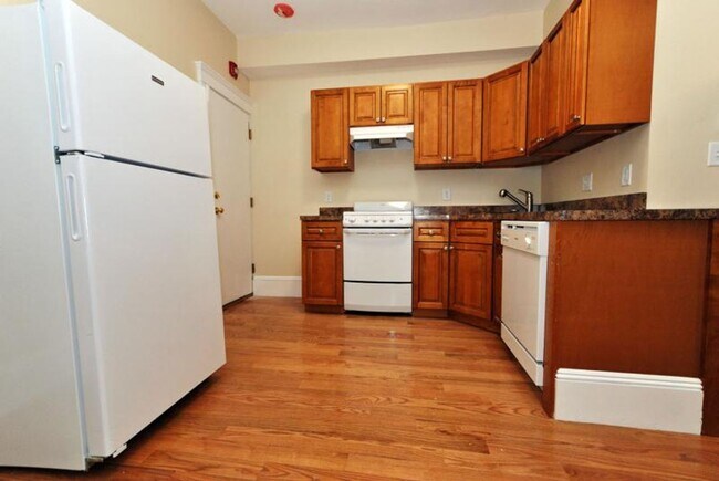 Building Photo - 883 Huntington Ave
