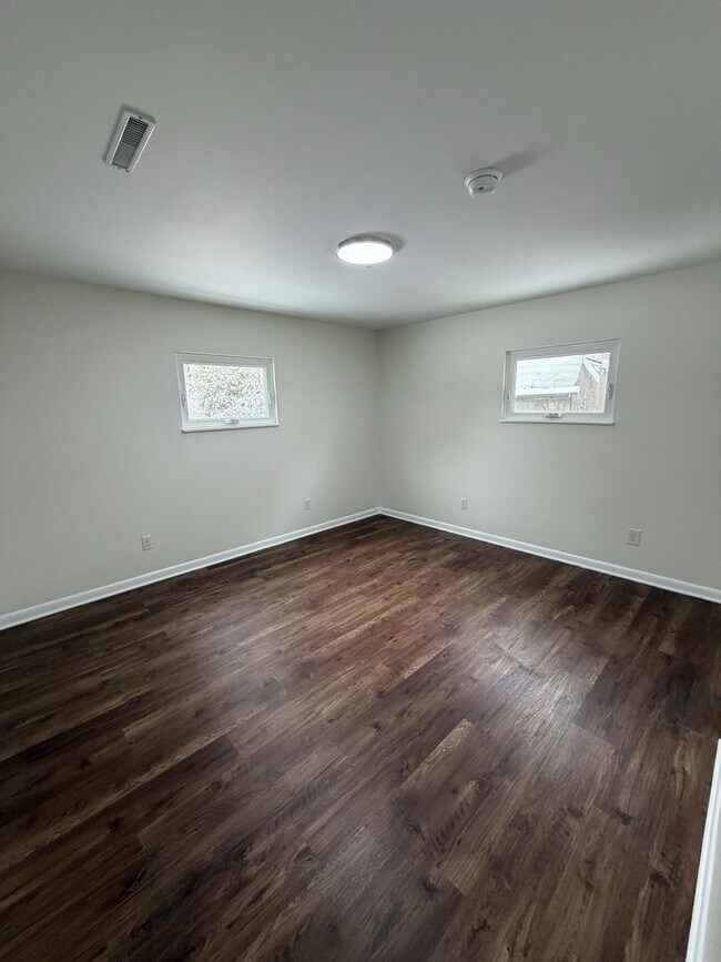 Building Photo - Freshly Renovated Home in Convenient Location!