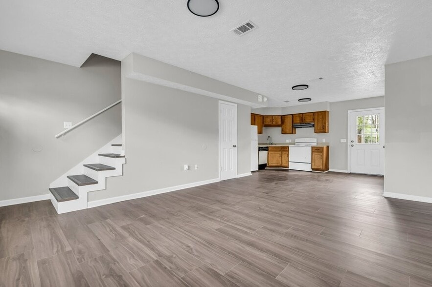 Building Photo - 456 W Broad St