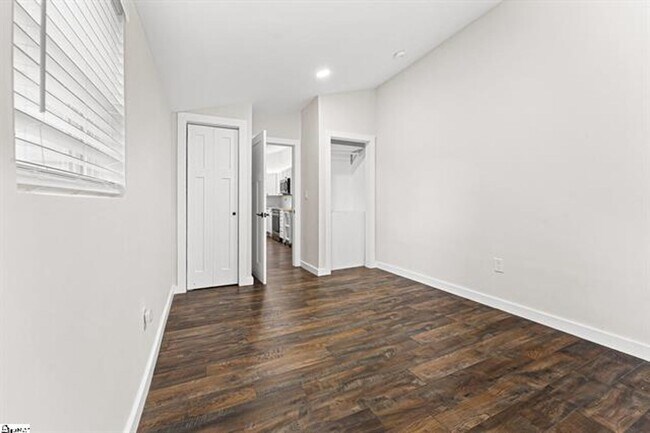 Building Photo - 2 Bed, 2 Bath Fully Renovated Home Available in Greenville