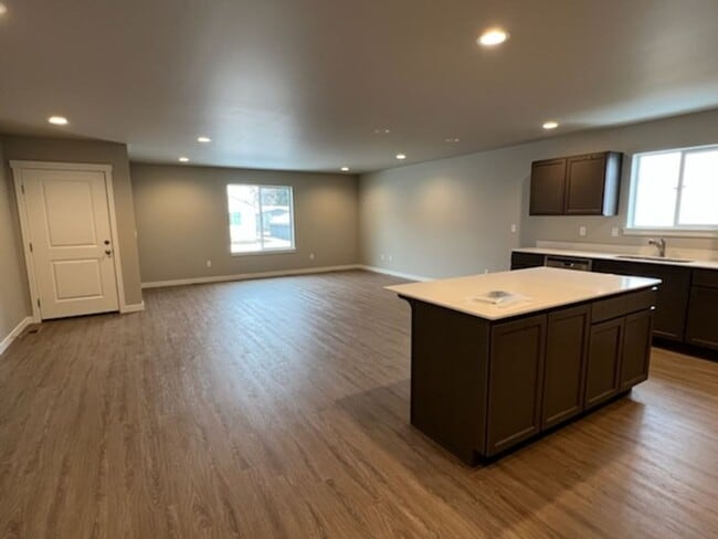 Building Photo - 1098 S New Oak Ln