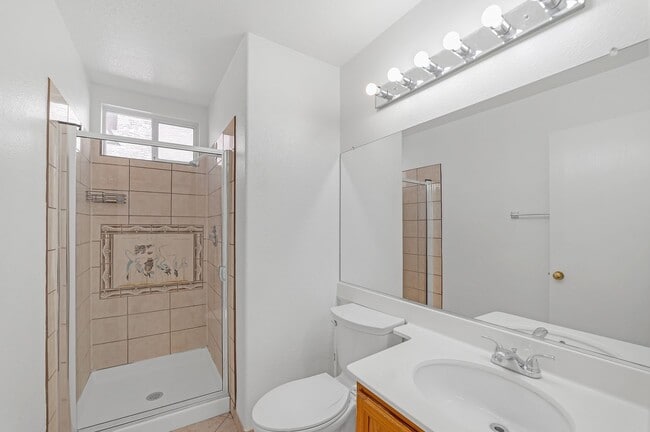 Building Photo - Beautiful 5 Bedroom/3 Bathroom Home in Eas...
