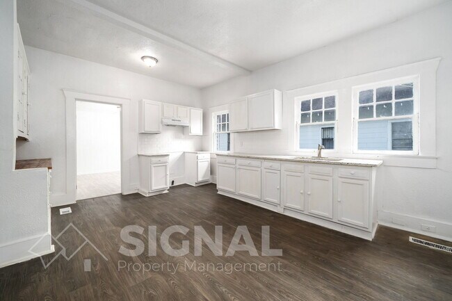 Building Photo - 412 12th St SW