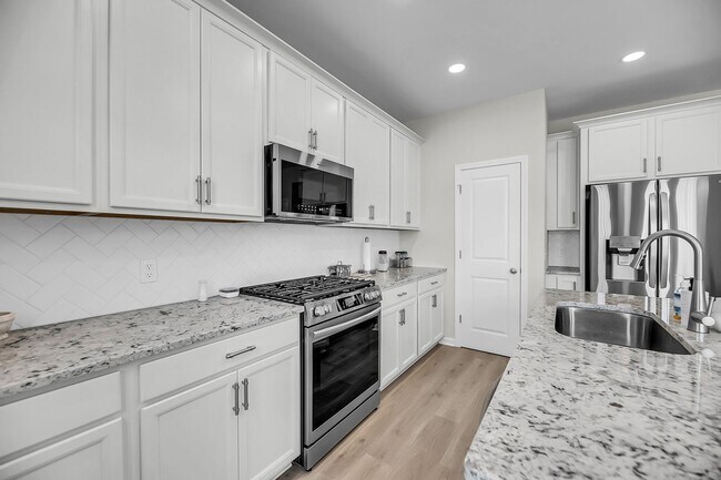 Building Photo - Beautiful 3 bedroom 2.5 bathroom two story home available in North Charleston!