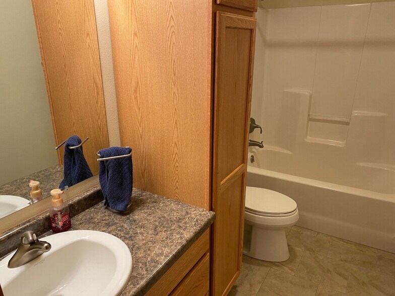 Building Photo - 1321 Pinecrest Ln