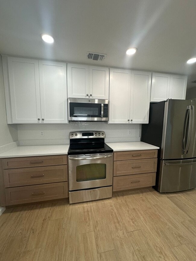 Building Photo - Newly remodeled 4/2 in the Eastgate Commun...