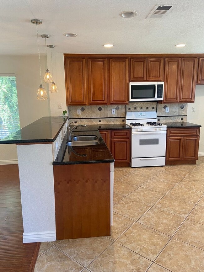 Building Photo - Prarie Oaks 3 Bdrm, 2 bath