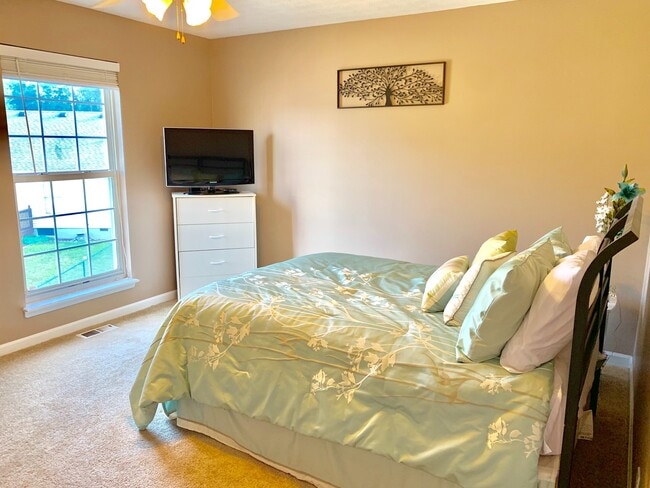 Building Photo - Welcome Home Rent Ready!