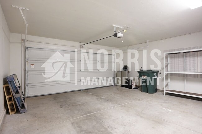 Building Photo - Beautiful Large Home Very Close to Freeway