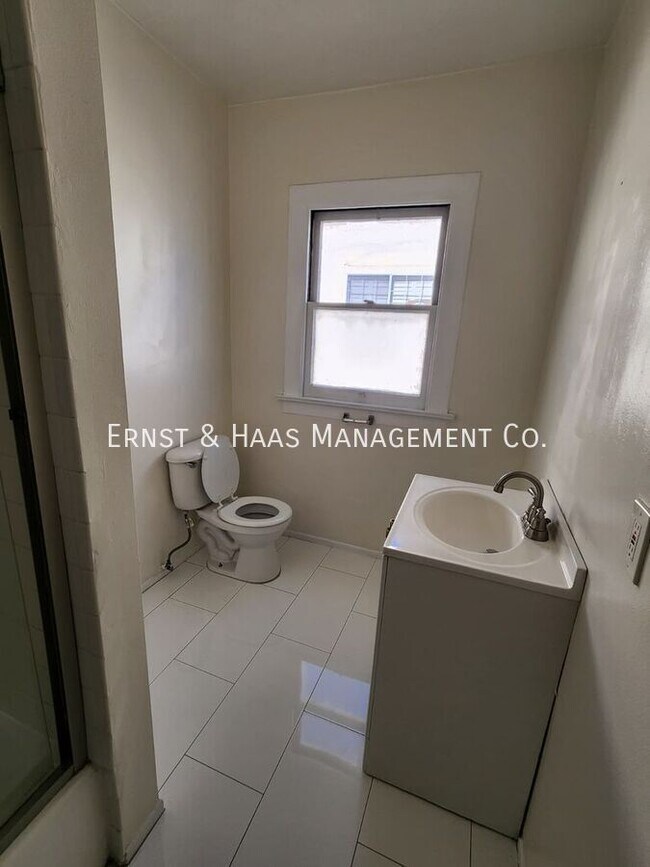 Building Photo - 528 N Kenmore Ave