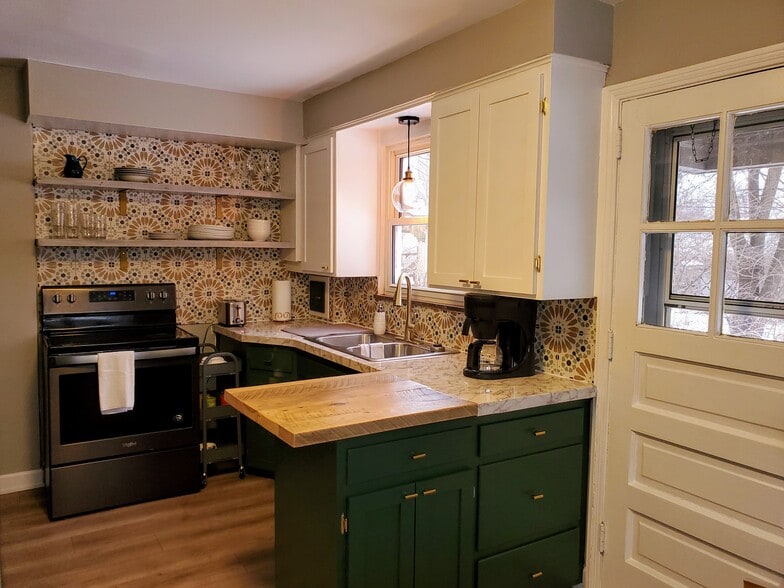 Building Photo - 273 W Lakeview Ave