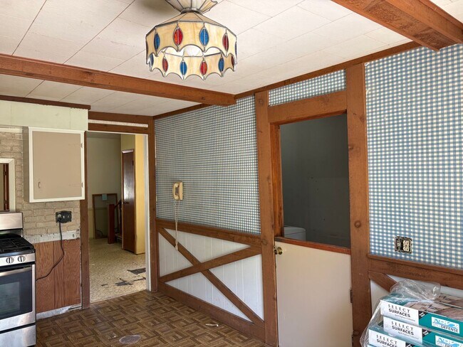 Building Photo - SPACIOUS 3+ BEDROOM HOME WILL BE READY TO WELCOME YOU
