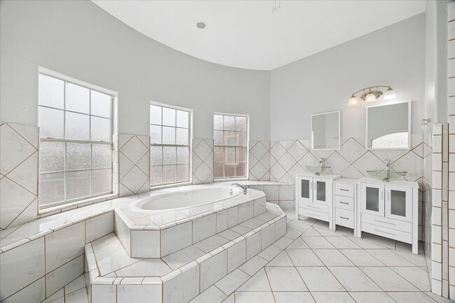 Building Photo - 5027 Creekmont Dr