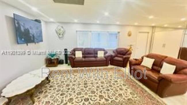 Building Photo - 329 SE 3rd St