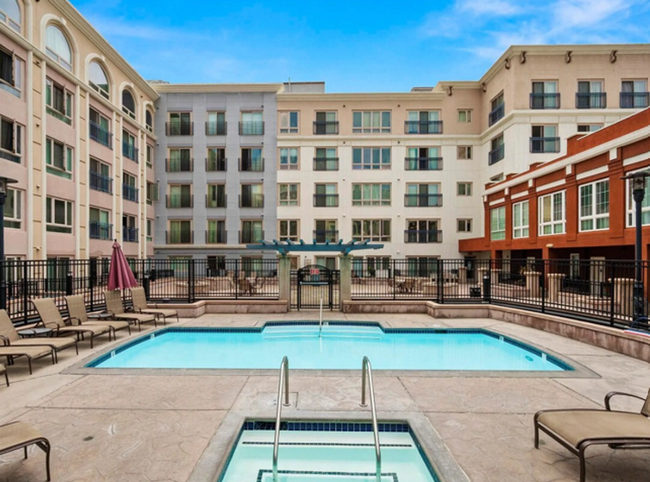 Building Photo - UNBEATABLE LOCATION 1 BEDROOM, TOP FLOOR  ...