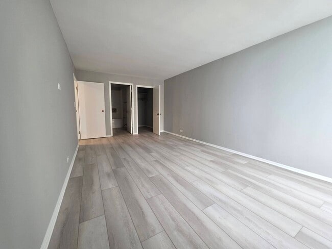 Building Photo - 6033 N Sheridan Rd