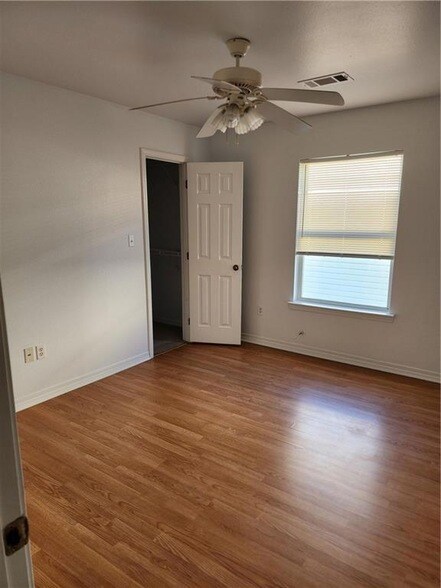 Building Photo - 870 Marina Dr