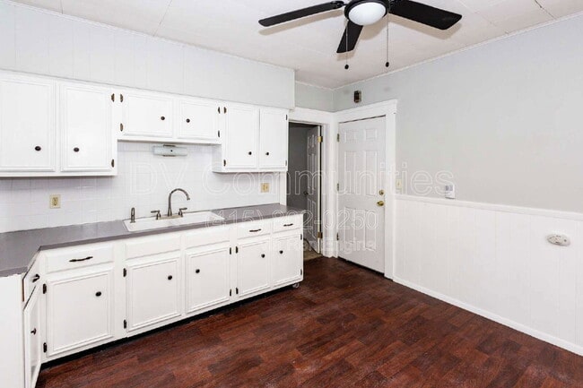 Building Photo - 9903 Sladden Ave