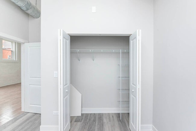 Building Photo - 2000 W 22nd Pl