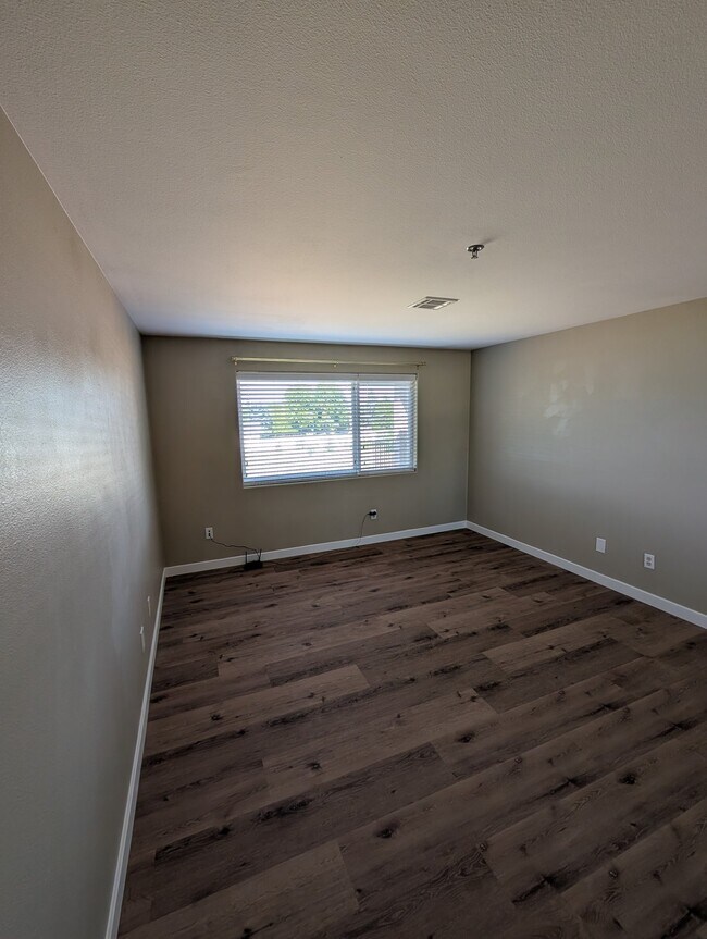 Building Photo - 2900 W Marina Dr