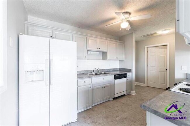 Building Photo - 104 Brittland Dr