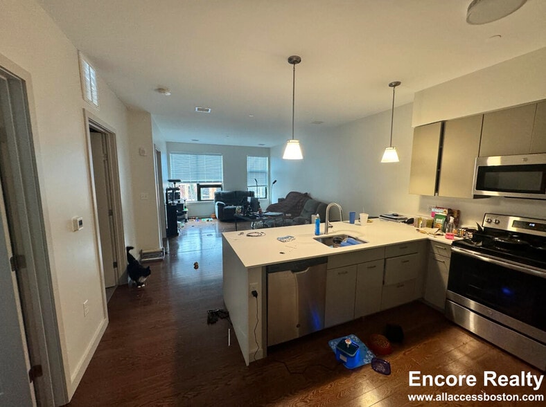 Building Photo - 77 Thorndike St