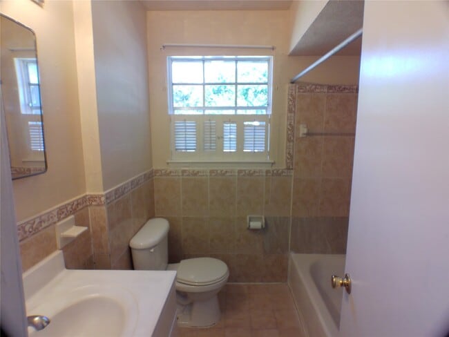Building Photo - 1301 Glenmore Dr