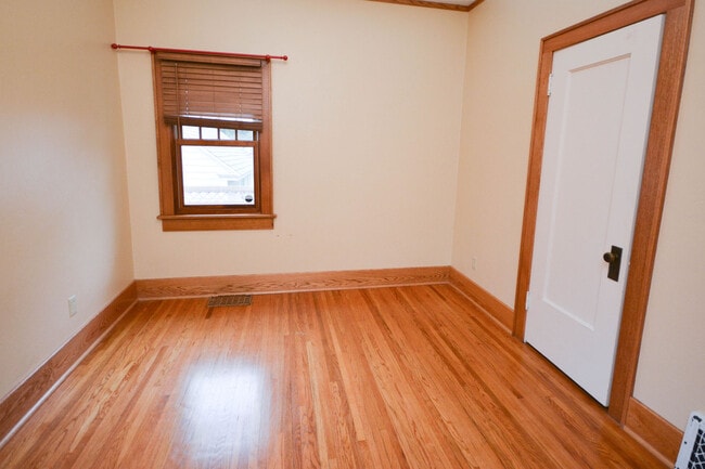 Building Photo - Kutzky Park Home w/Master Suite
