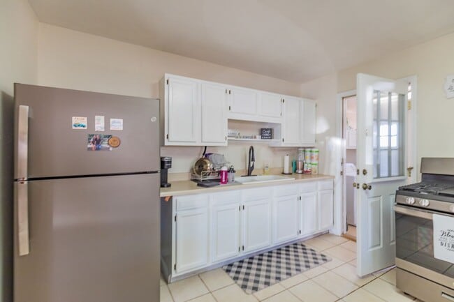 Building Photo - Super cute updated home!