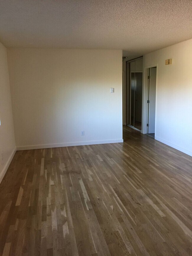 Building Photo - Great location! Dishwasher, hardwoods, on ...