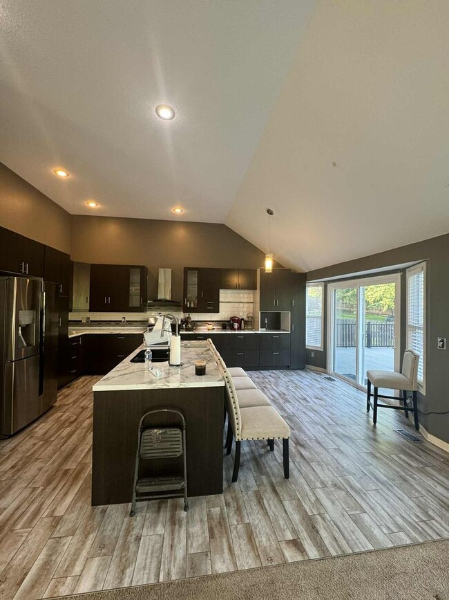 Building Photo - Stunning 4BR 5BA Home w/ Garage & Deck • Full Kitchen Suite • Deck in Platte City