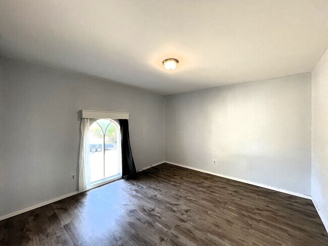 Building Photo - 1 Bedroom Condo In Cedar Lakes Estates!! H...