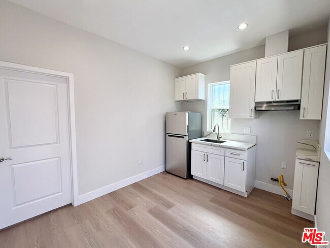Building Photo - 446 W 88th St