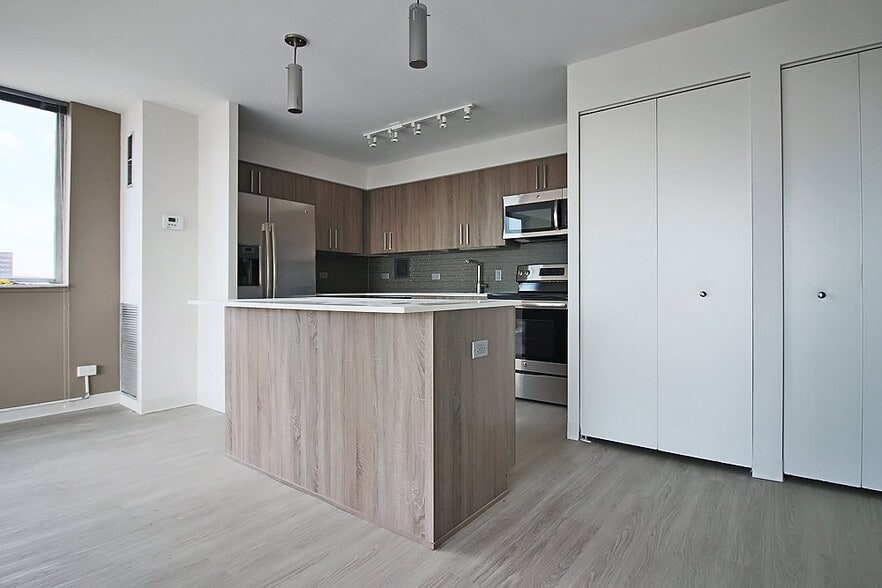 Building Photo - 900 S Ashland Ave