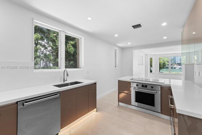 Building Photo - 5661 Pine Tree Dr