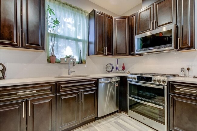 Building Photo - 426 Birdsong Ln